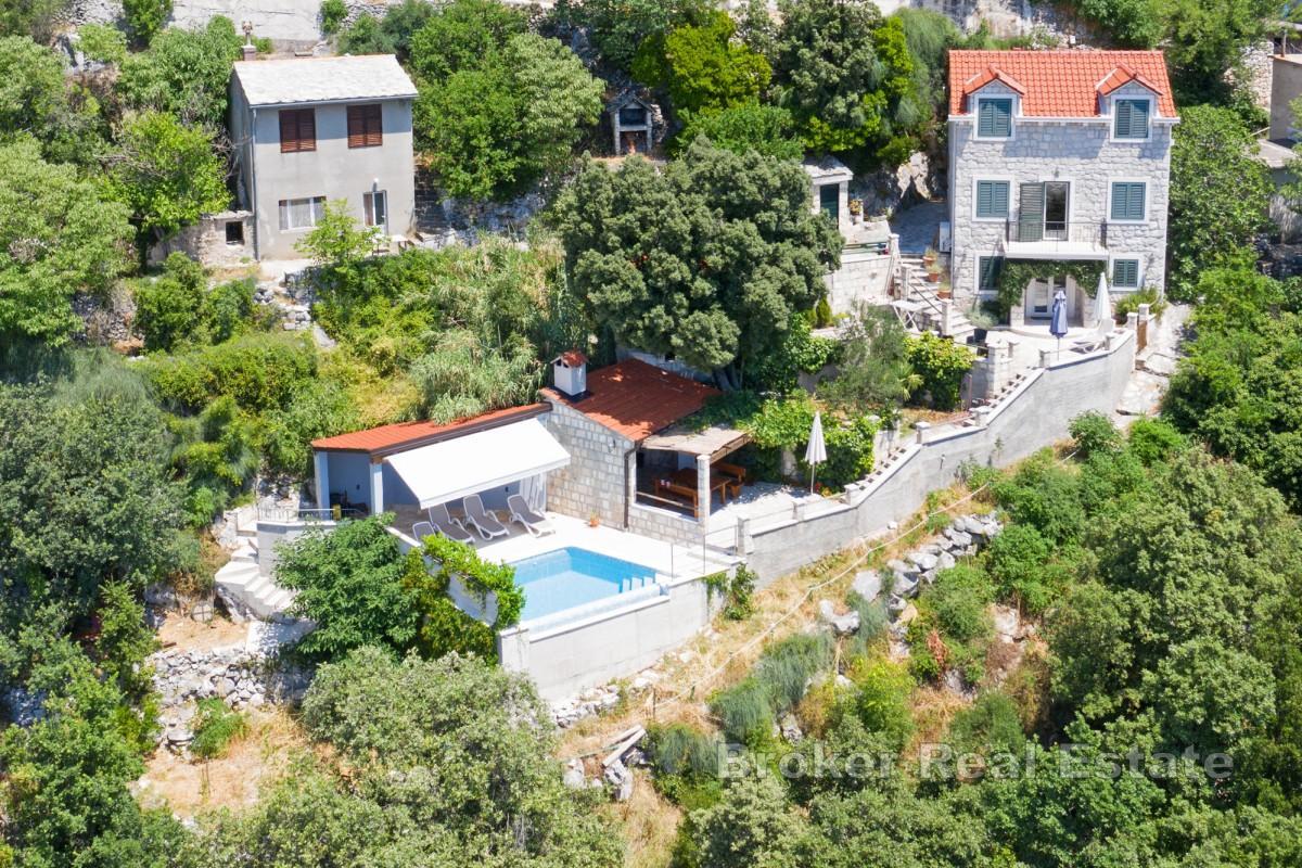 Maison traditionnelle en pierre avec piscine et vue mer
