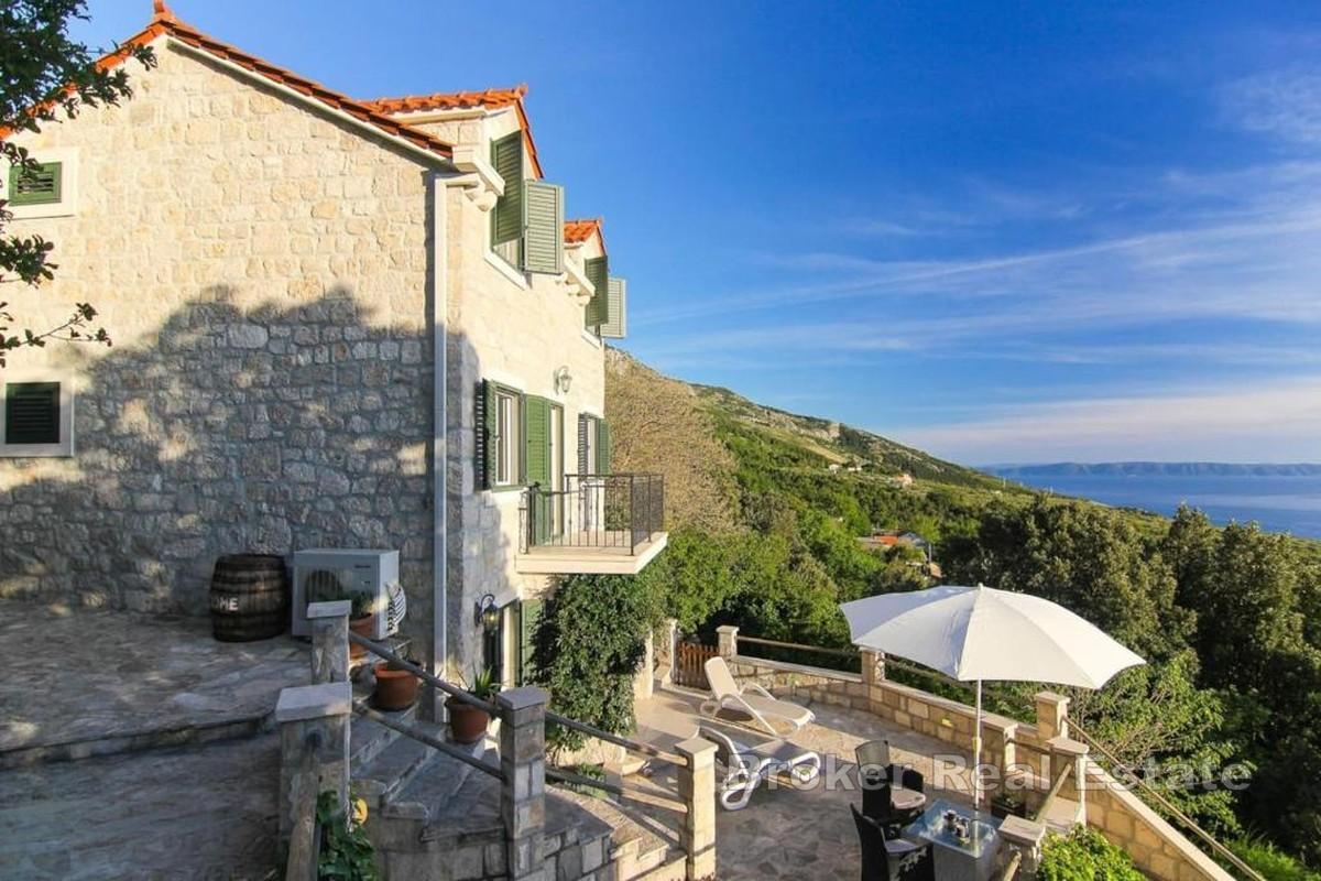 Maison traditionnelle en pierre avec piscine et vue mer
