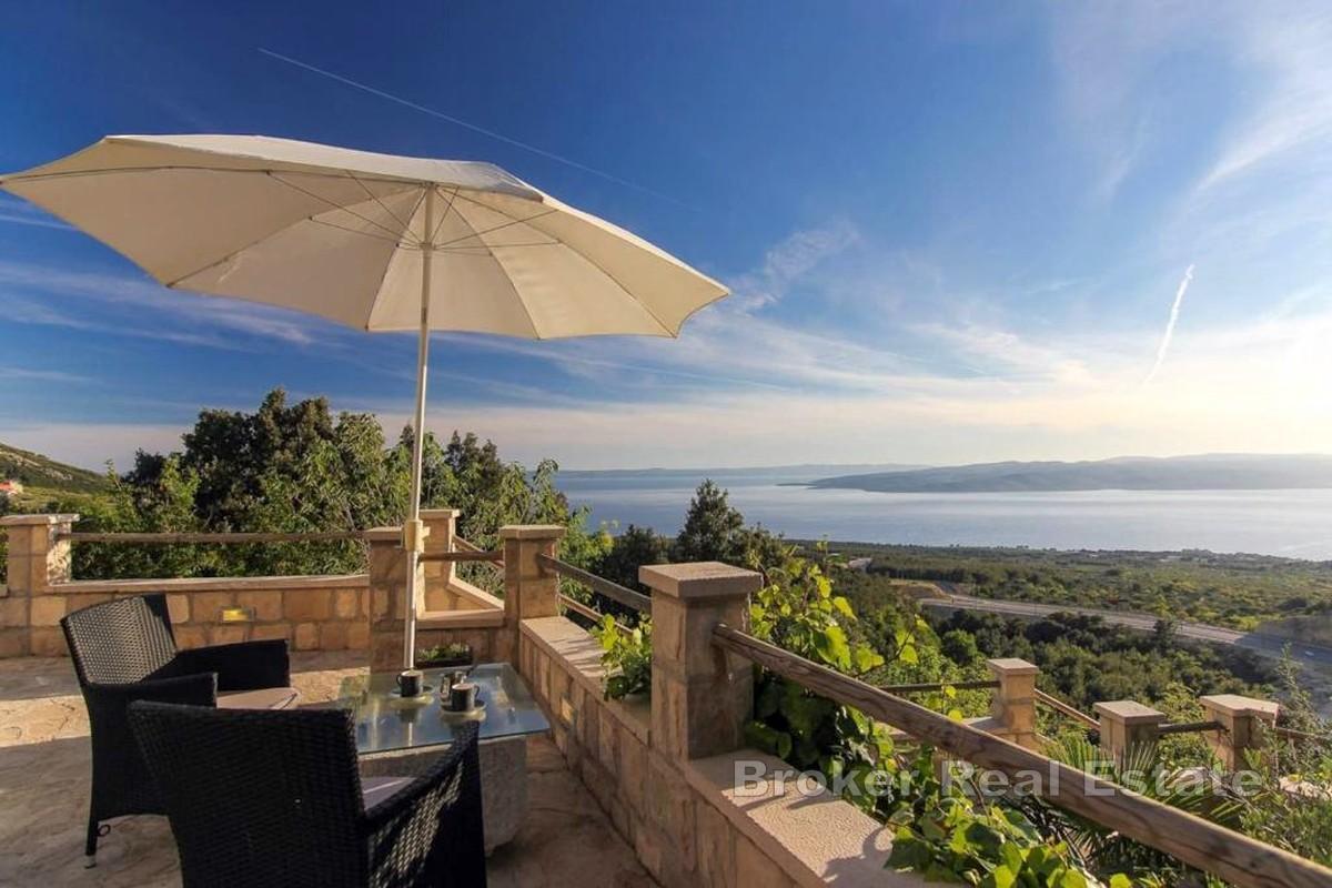 Maison traditionnelle en pierre avec piscine et vue mer