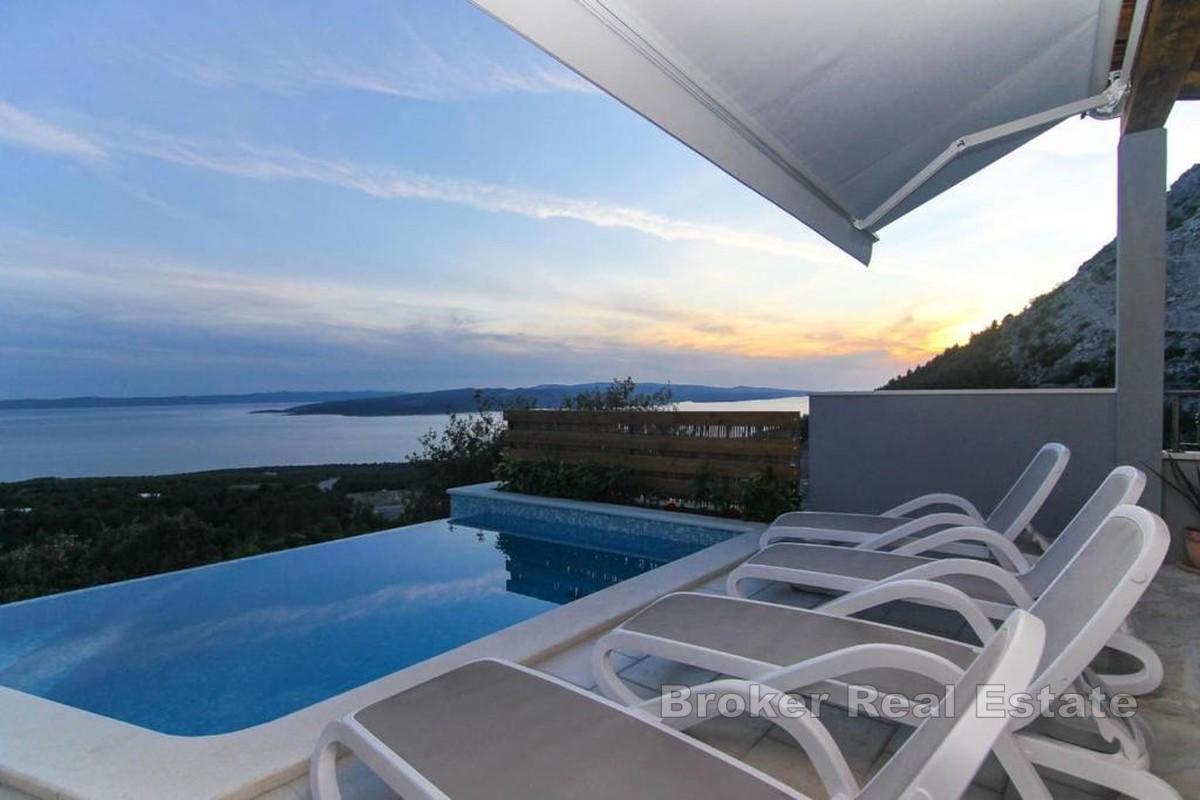 Maison traditionnelle en pierre avec piscine et vue mer