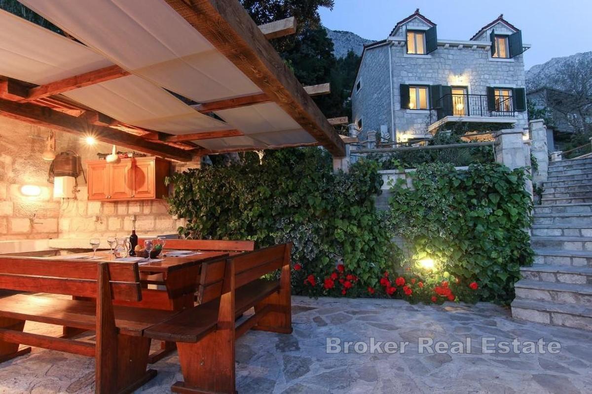 Maison traditionnelle en pierre avec piscine et vue mer