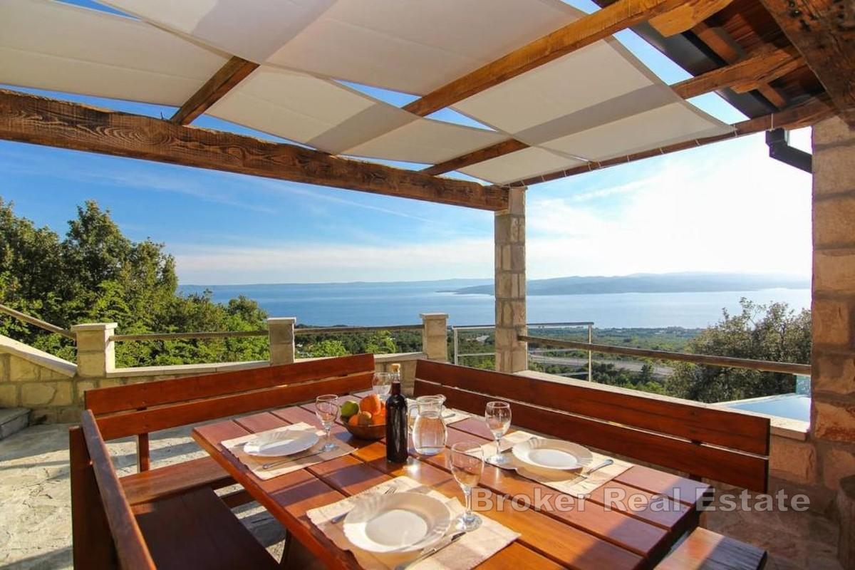 Maison traditionnelle en pierre avec piscine et vue mer