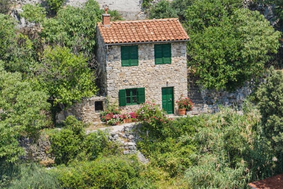 Maison à rénover avec vue sur mer et île
