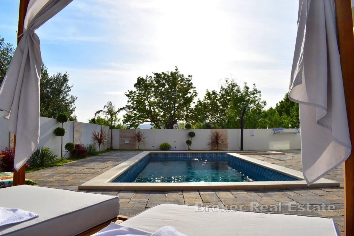 Villa moderna con piscina e impianto solare