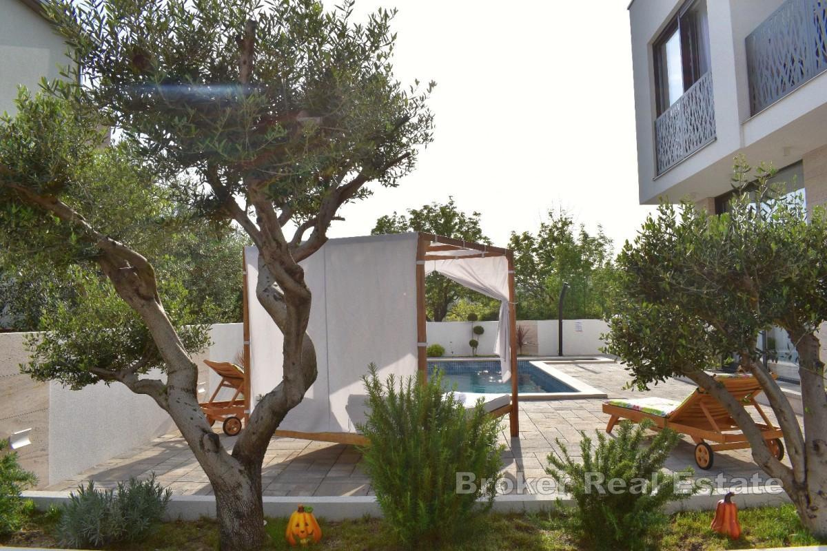 Villa moderna con piscina e impianto solare