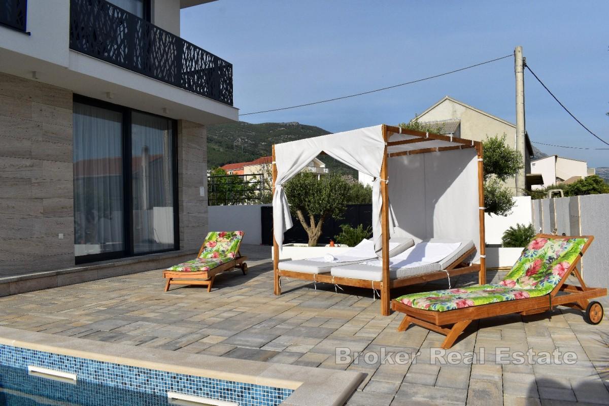Moderna vila s bazenom i solarnom elektranom