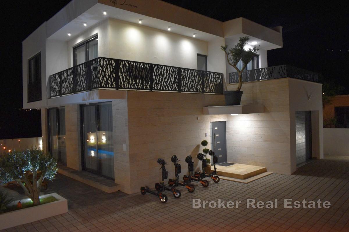 Villa moderna con piscina e impianto solare