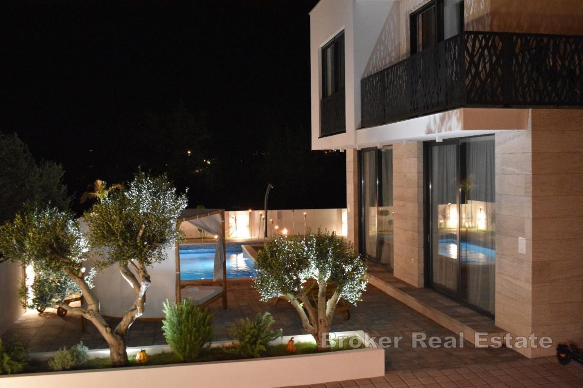 Villa moderna con piscina e impianto solare