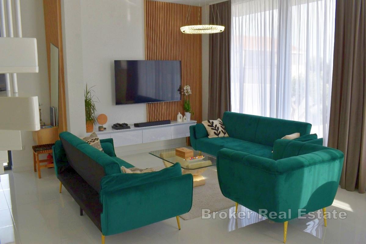 Villa moderna con piscina e impianto solare