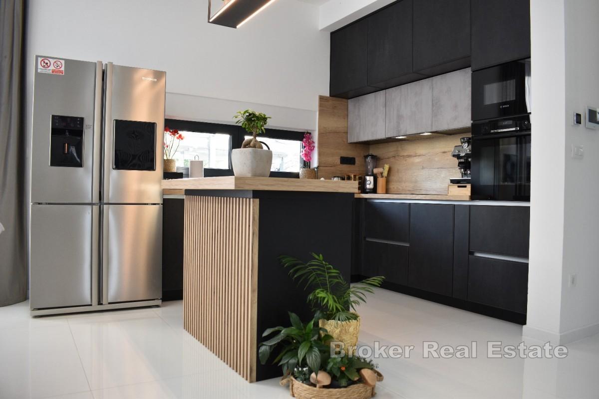 Villa moderna con piscina e impianto solare