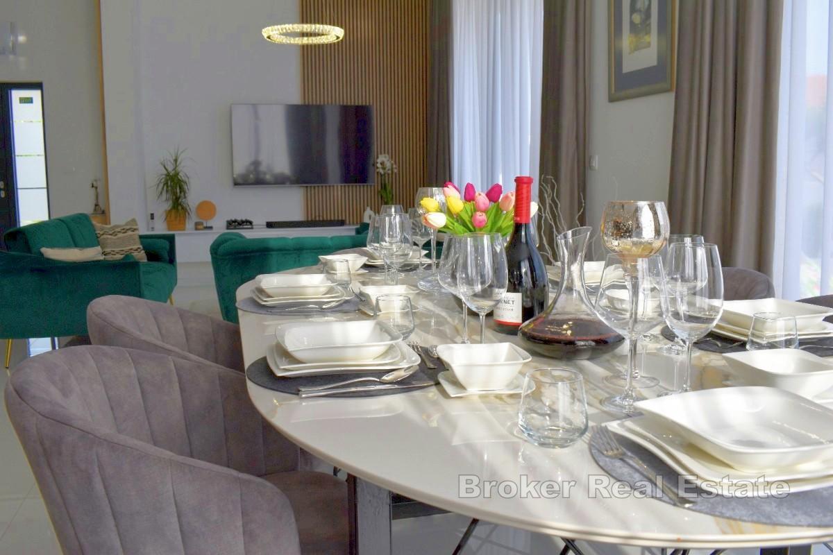 Villa moderna con piscina e impianto solare