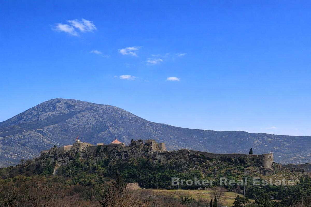 Działka budowlana w Klisie z widokiem na twierdzę Klis i morze