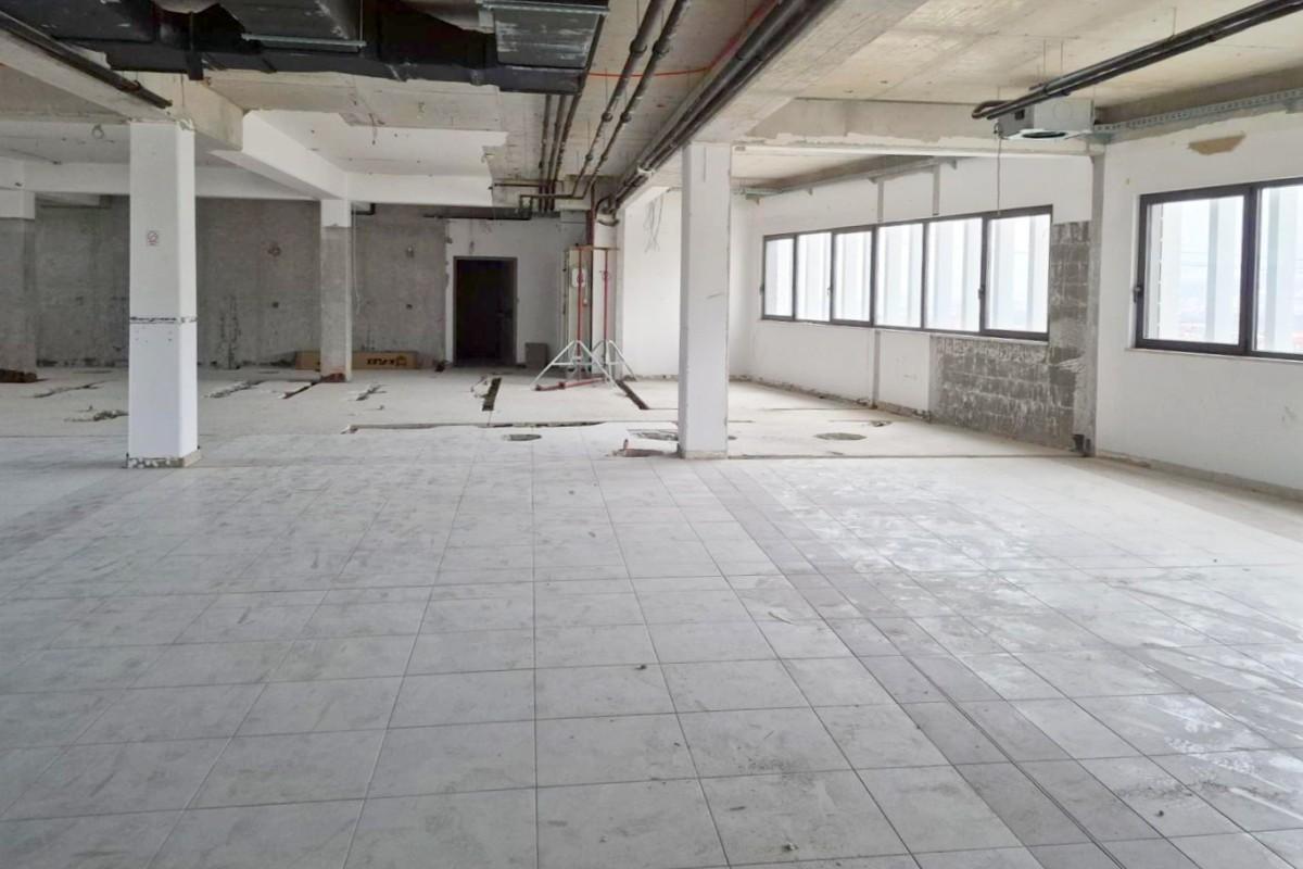 001-2056-02c-split-attractive-office-space-with-balcony-for-rent