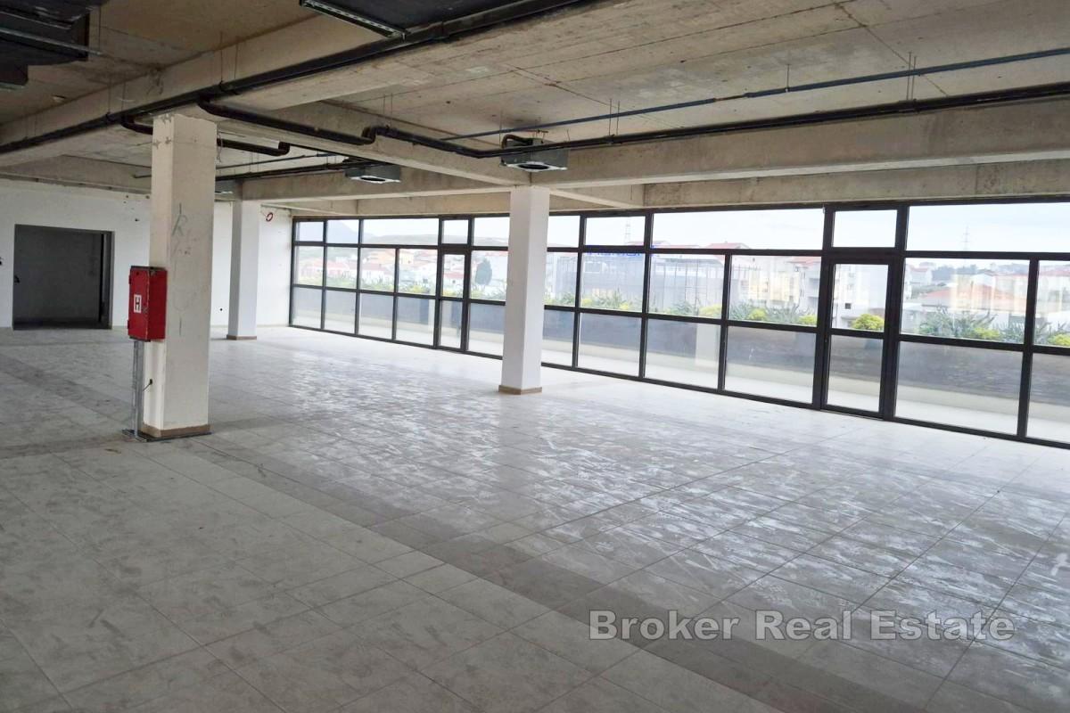 Espace de bureaux spacieux avec terrasse, emplacement idéal