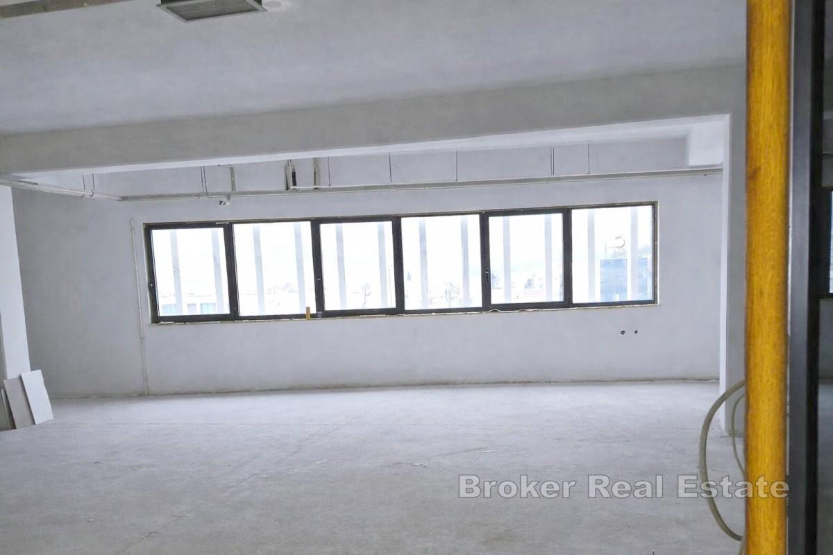 Espace de bureaux spacieux avec terrasse, emplacement idéal