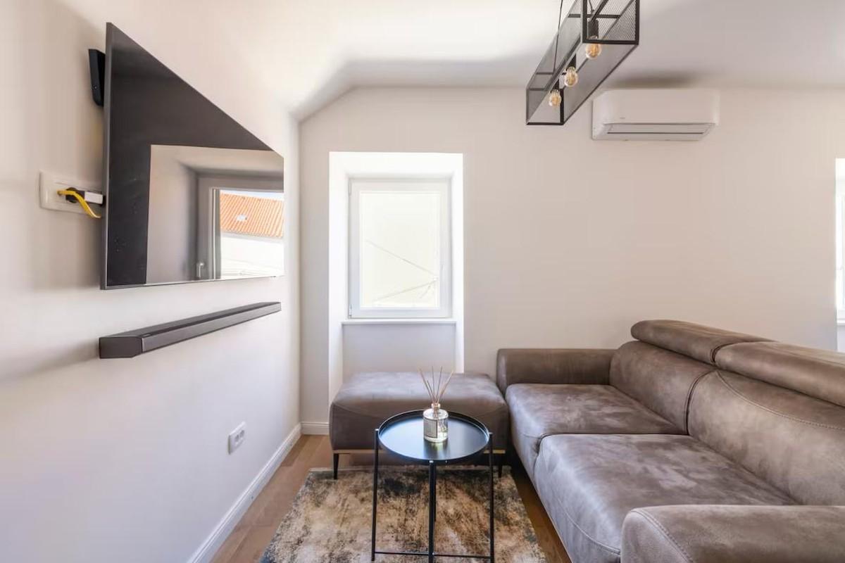 Potpuno renoviran dvosoban stan sa studio apartmanom u centru grada – izvrsno za život ili investiciju