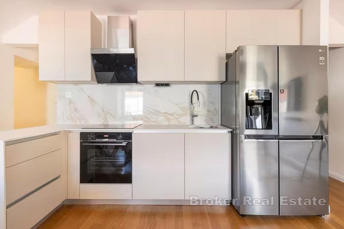 Totalrenovert toroms leilighet med en studioleilighet i sentrum - utmerket for bolig eller investering