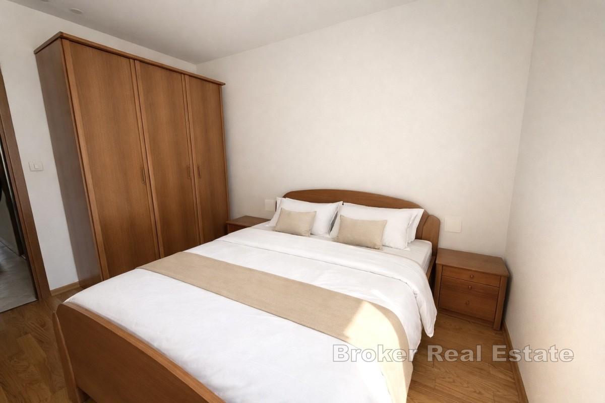 Un luminoso e funzionale appartamento con una camera da letto in una posizione attraente
