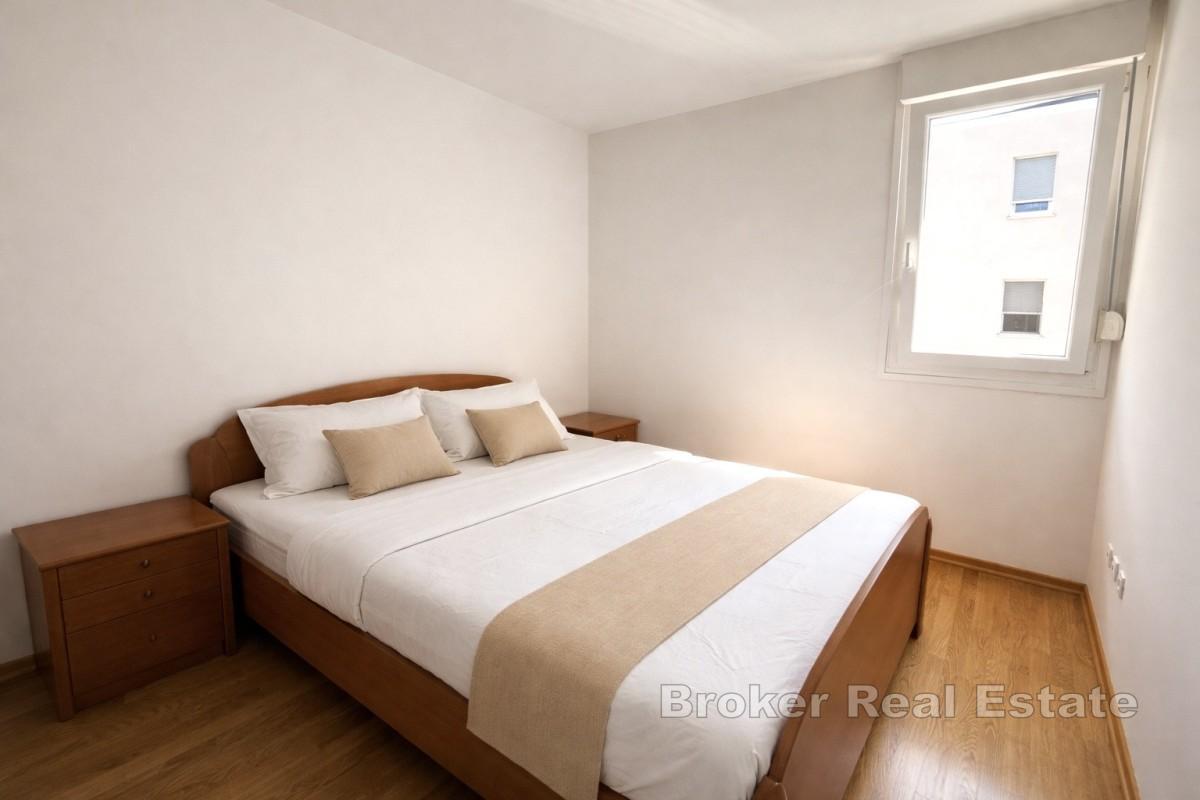 Un luminoso e funzionale appartamento con una camera da letto in una posizione attraente