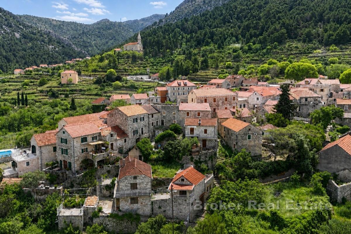 Uređena kamena kuća s autentičnim detaljima na mirnoj lokaciji