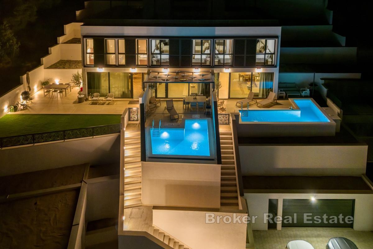 Luksusleilighet med svømmebasseng og takterrasse i en moderne villa