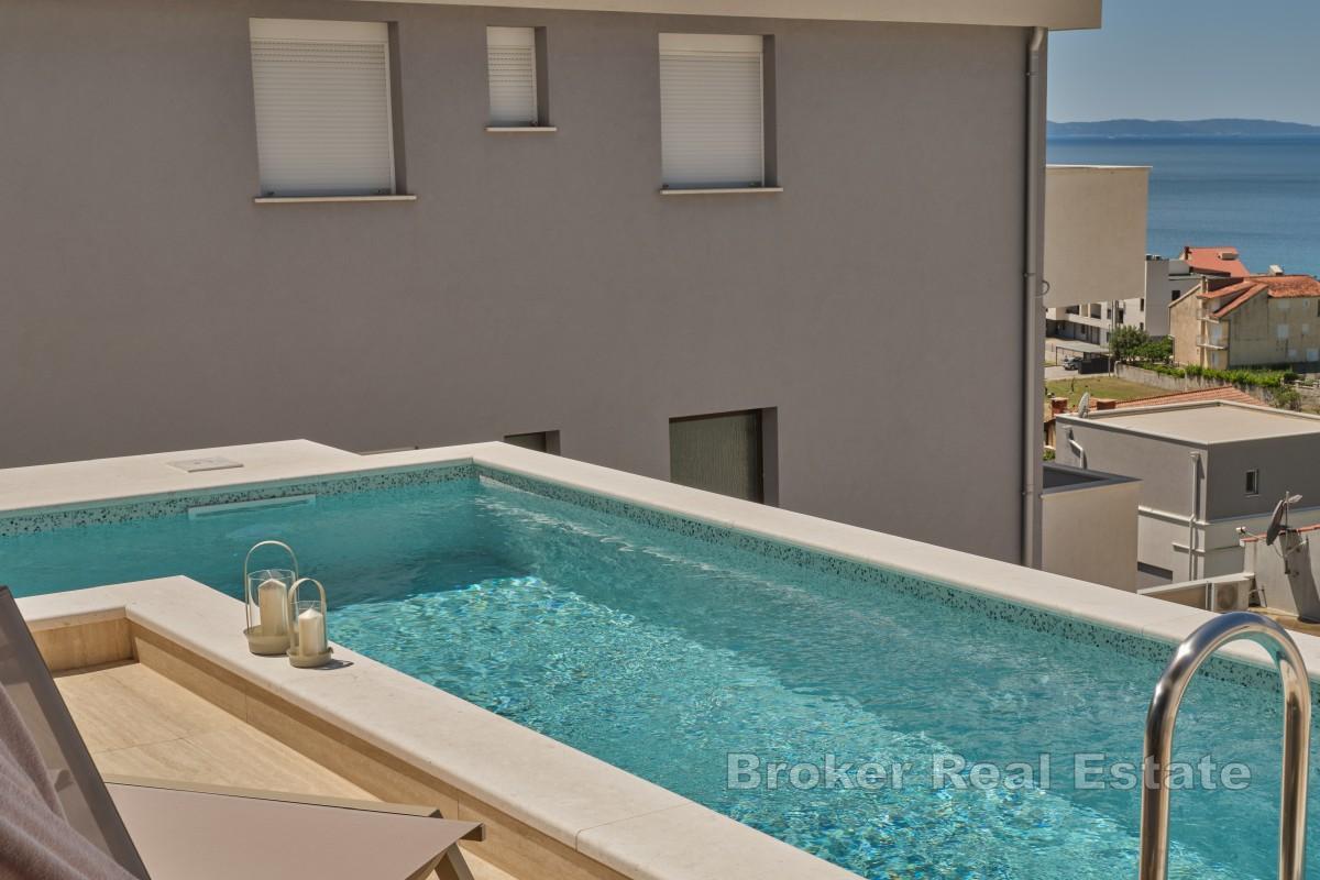 Moderne Dreizimmerwohnung mit Pool, Garten und Dachterrasse