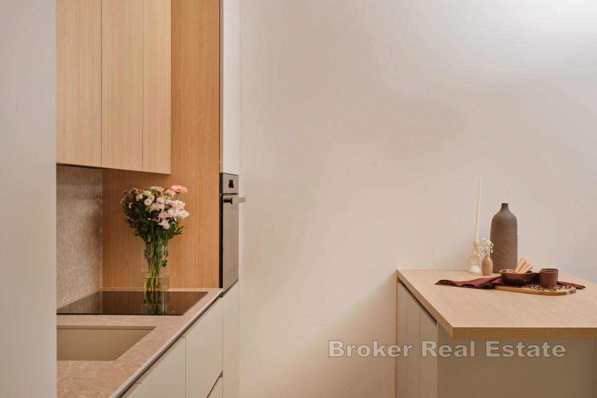 Moderne Dreizimmerwohnung mit Pool, Garten und Dachterrasse