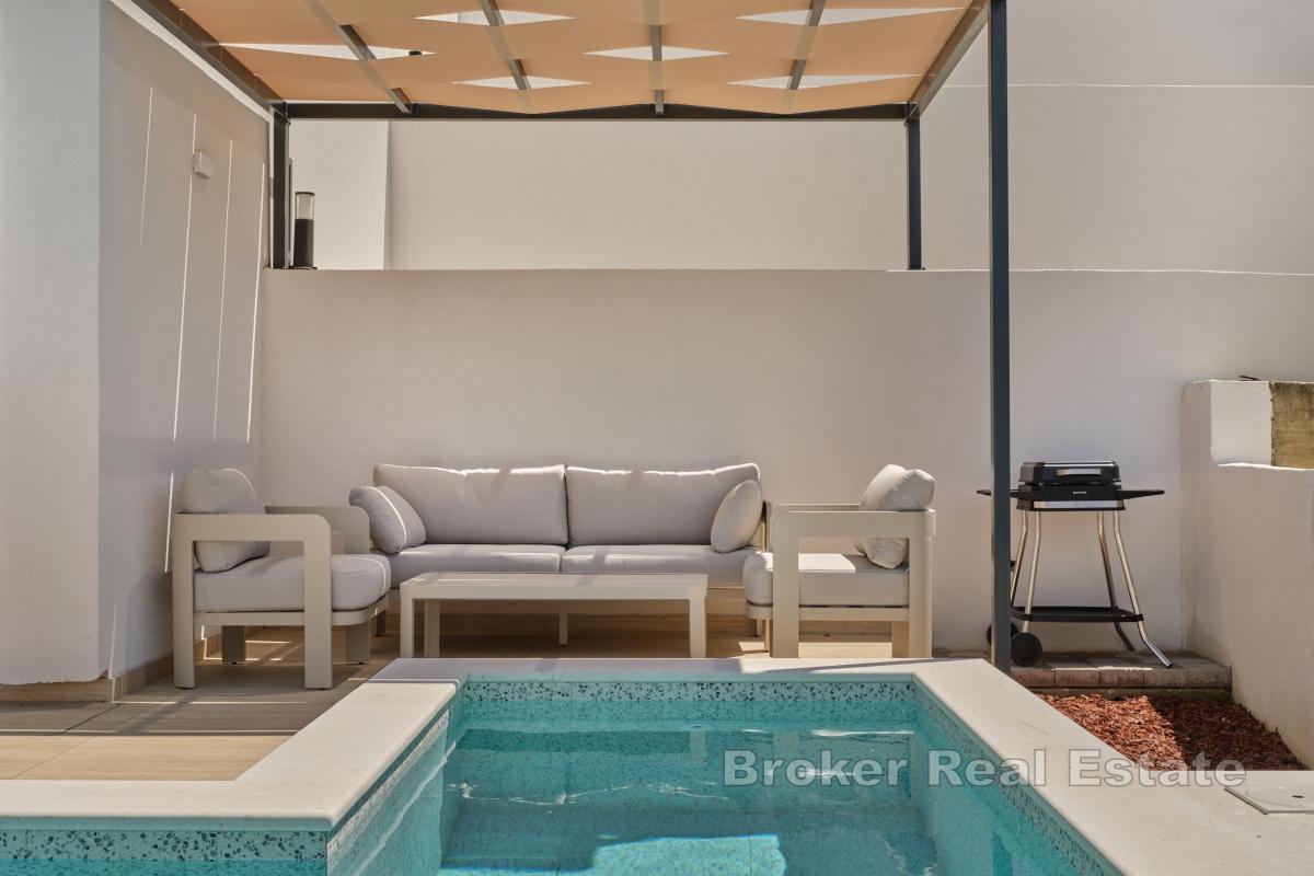 Moderne Dreizimmerwohnung mit privatem Pool zur Langzeitmiete