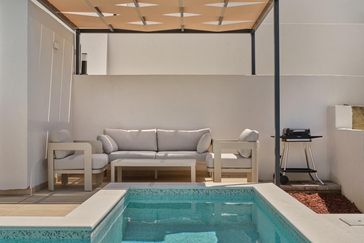 Moderno appartamento su tre livelli con piscina privata in affitto a lungo termine