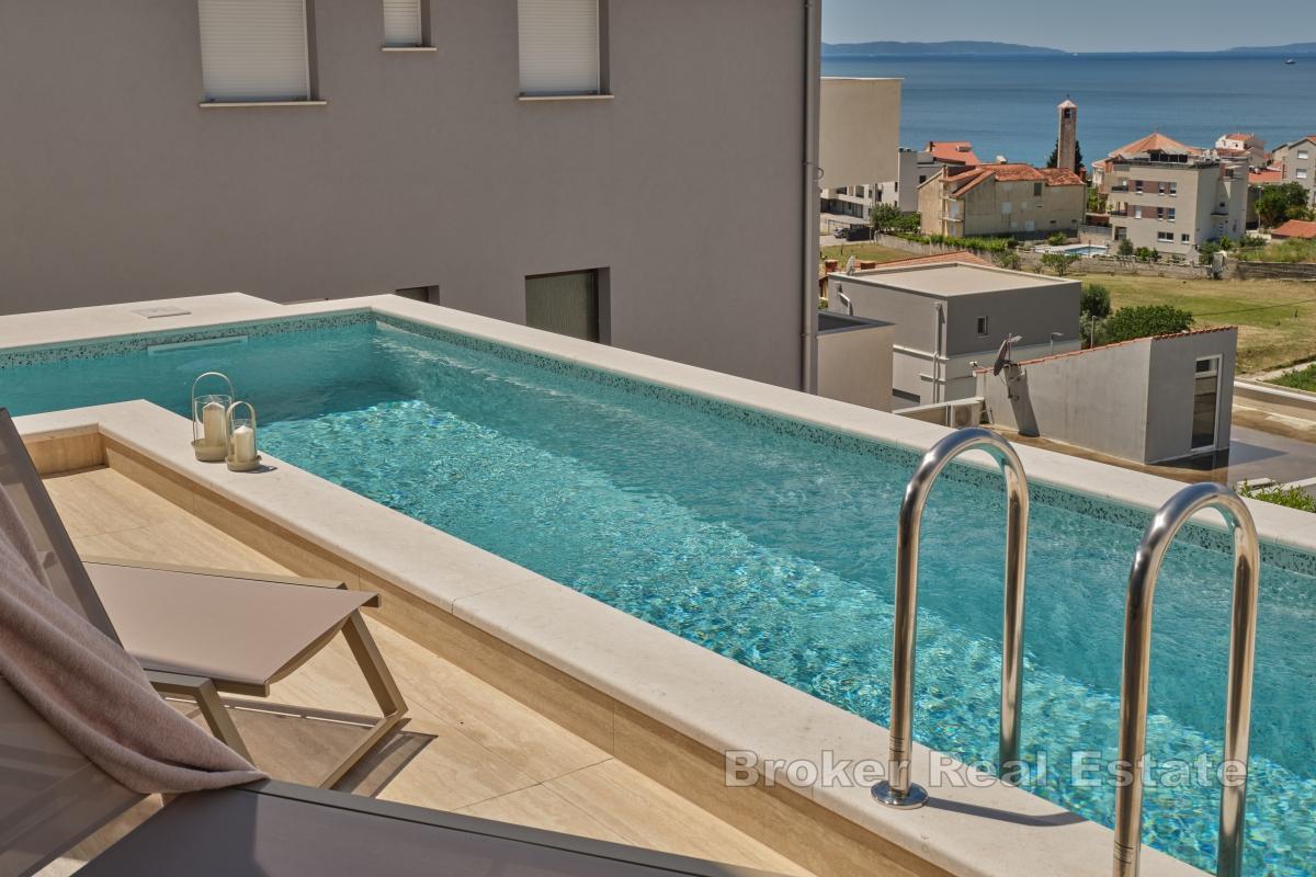 Moderne treetasjes leilighet med privat basseng for langtidsleie