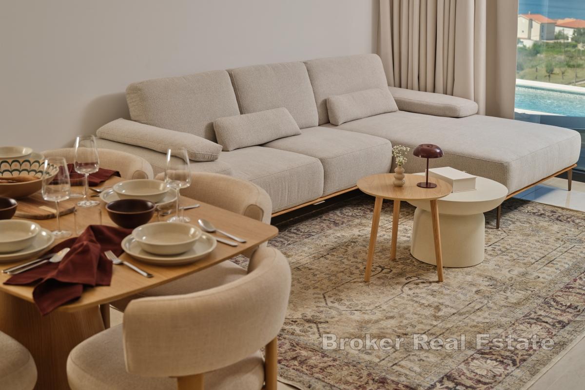 Moderne treetasjes leilighet med privat basseng for langtidsleie