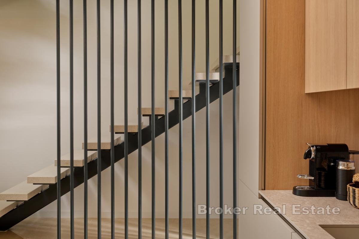 Moderne treetasjes leilighet med privat basseng for langtidsleie