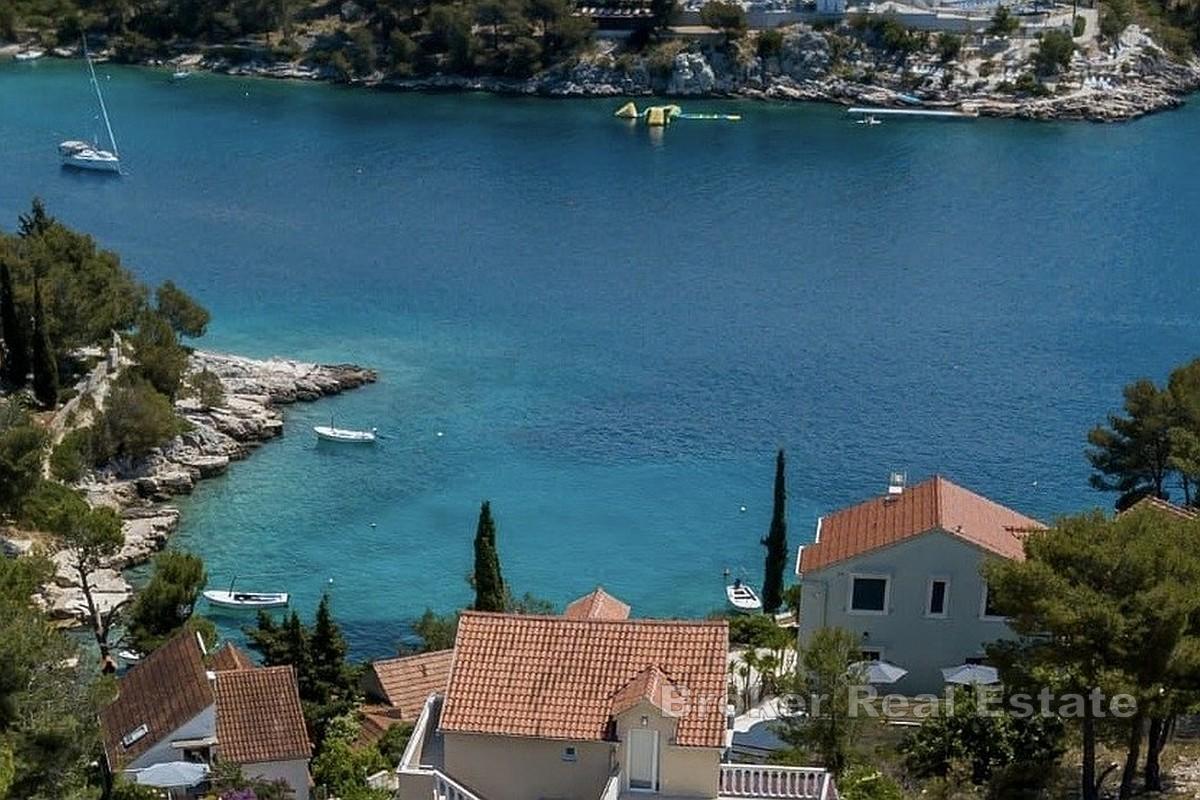 Atraktívny pozemok s projektom na luxusnú vilu s bazénom