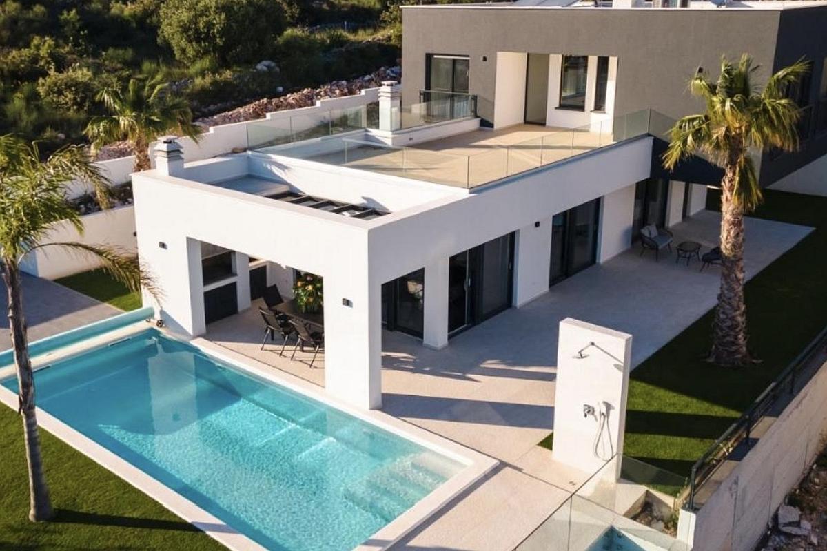Luksuzna vila s bazenom i jacuzzijem