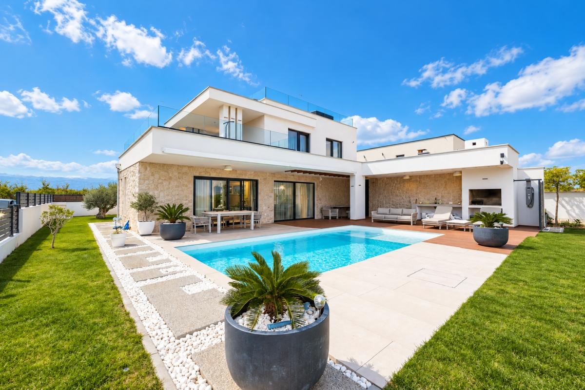 Villa moderna con piscina privata e jacuzzi