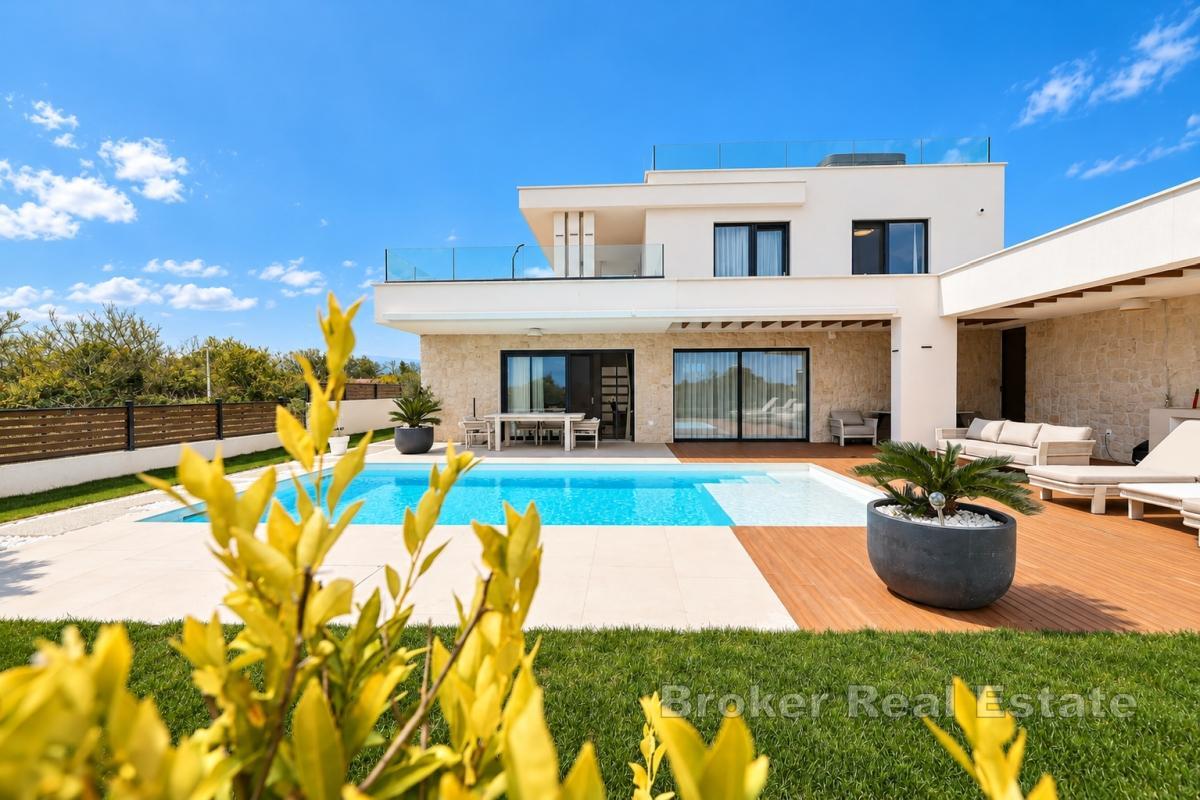 Villa moderna con piscina privata e jacuzzi