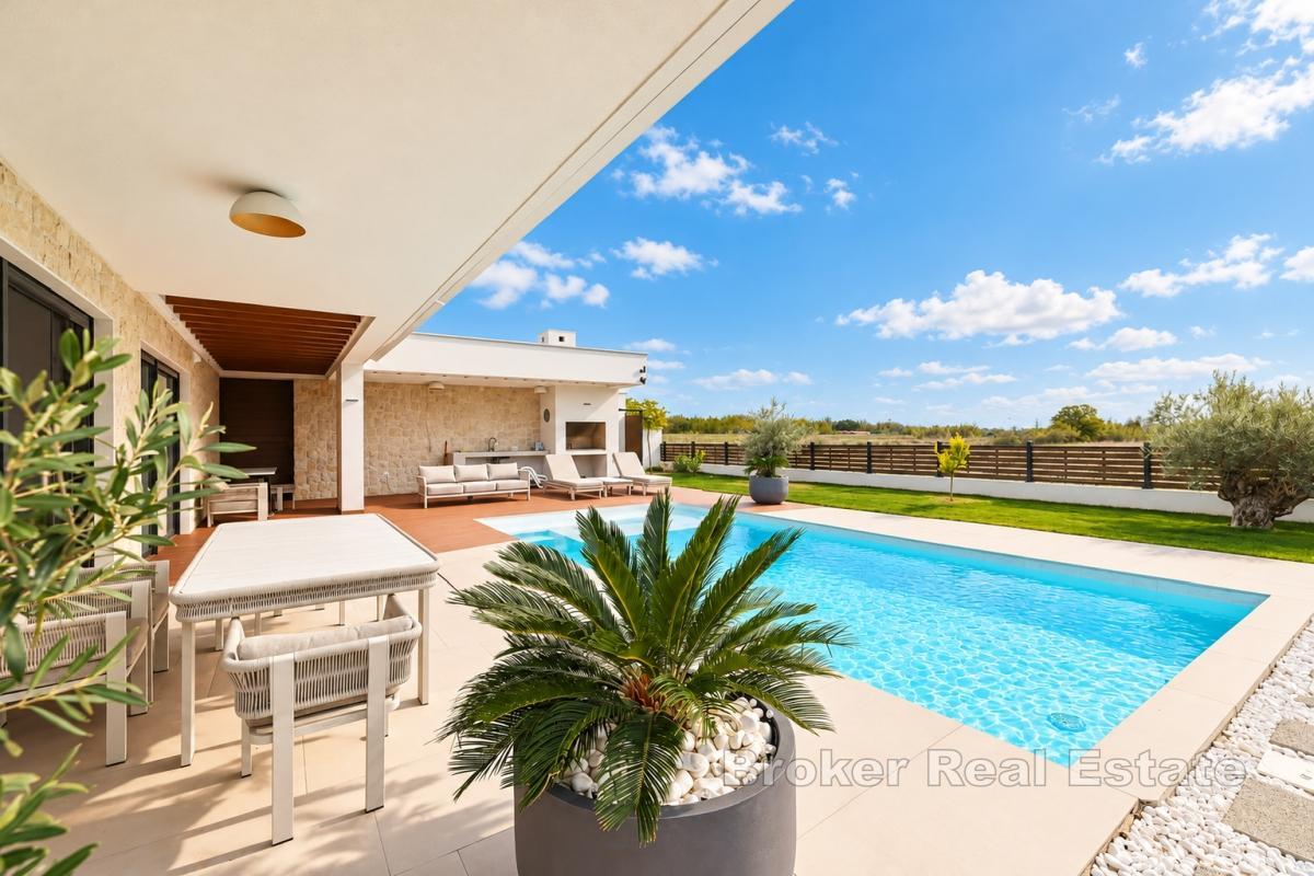 Villa moderna con piscina privata e jacuzzi