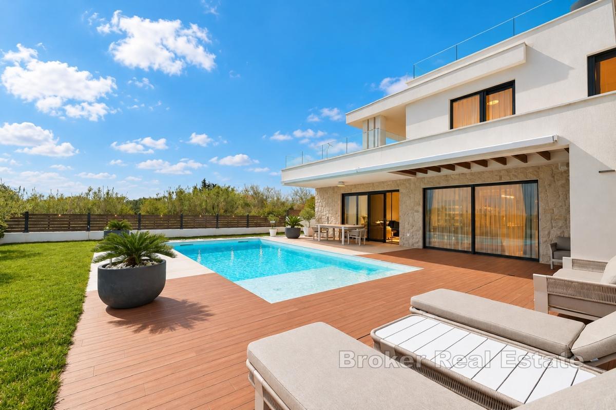 Villa moderna con piscina privata e jacuzzi