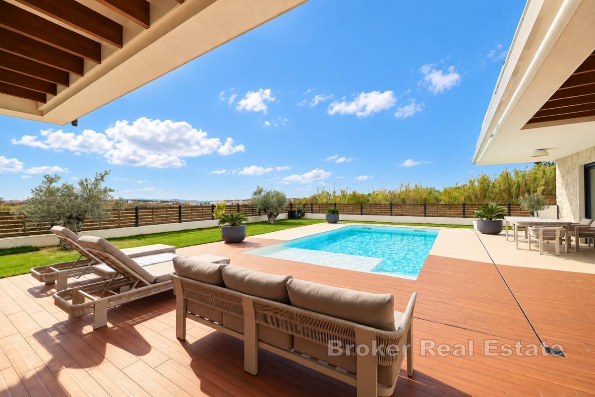 Villa moderna con piscina privata e jacuzzi