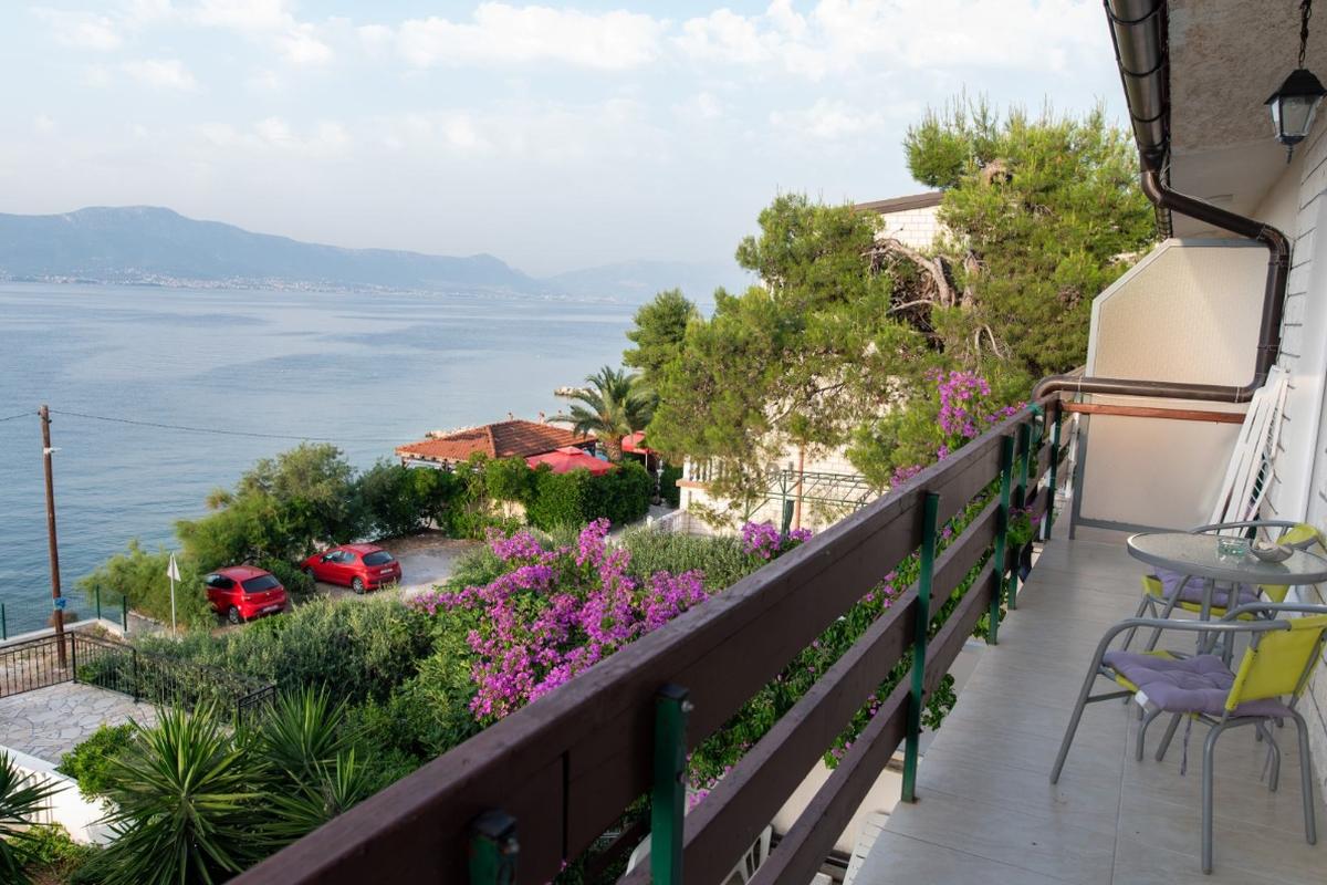 001-2057-06-Ciovo-One-bedroom-apartment-in-the-first-row-to-the-sea-for-rent