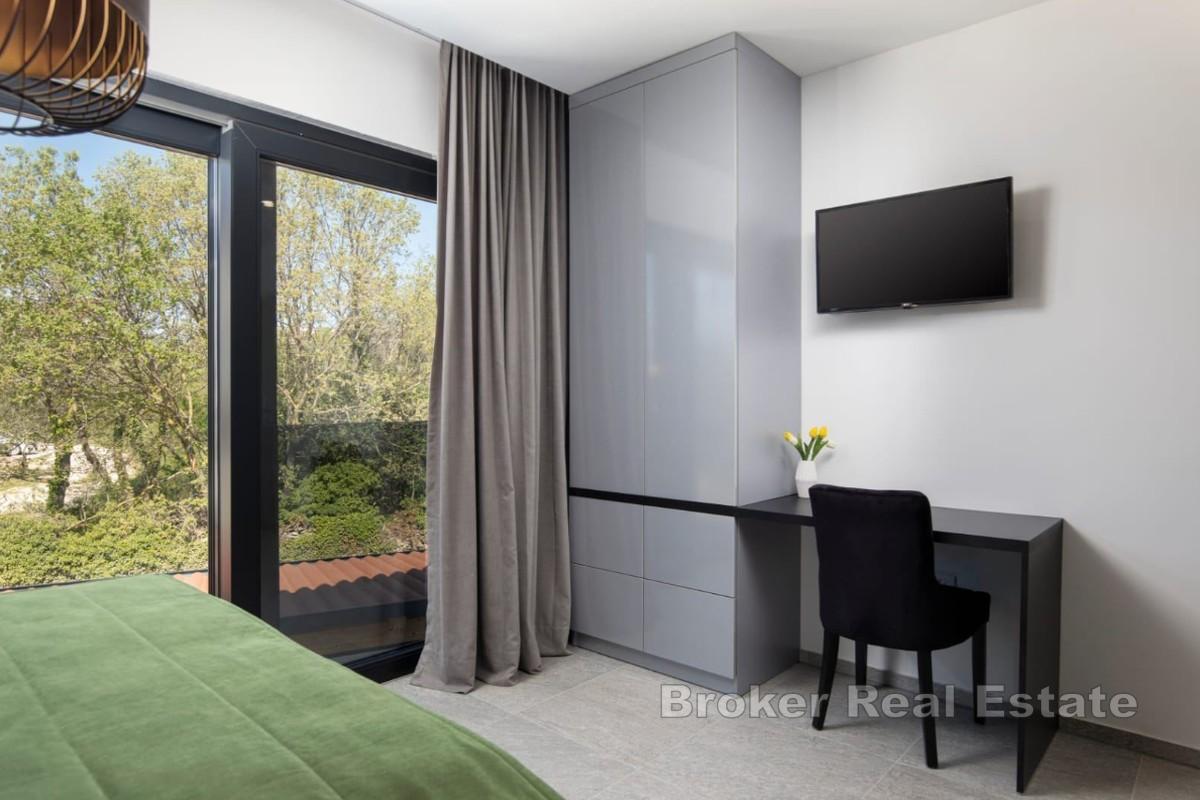 Elegantna vila s bazenom na odličnoj lokaciji