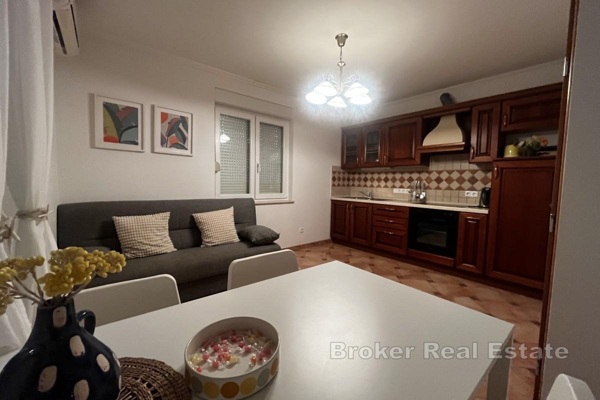 Хорошо сохранившийся дом с планом реконструкции и видом на море