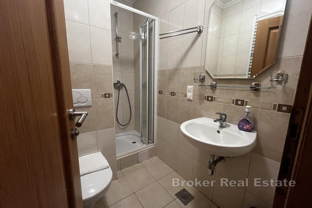 Хорошо сохранившийся дом с планом реконструкции и видом на море