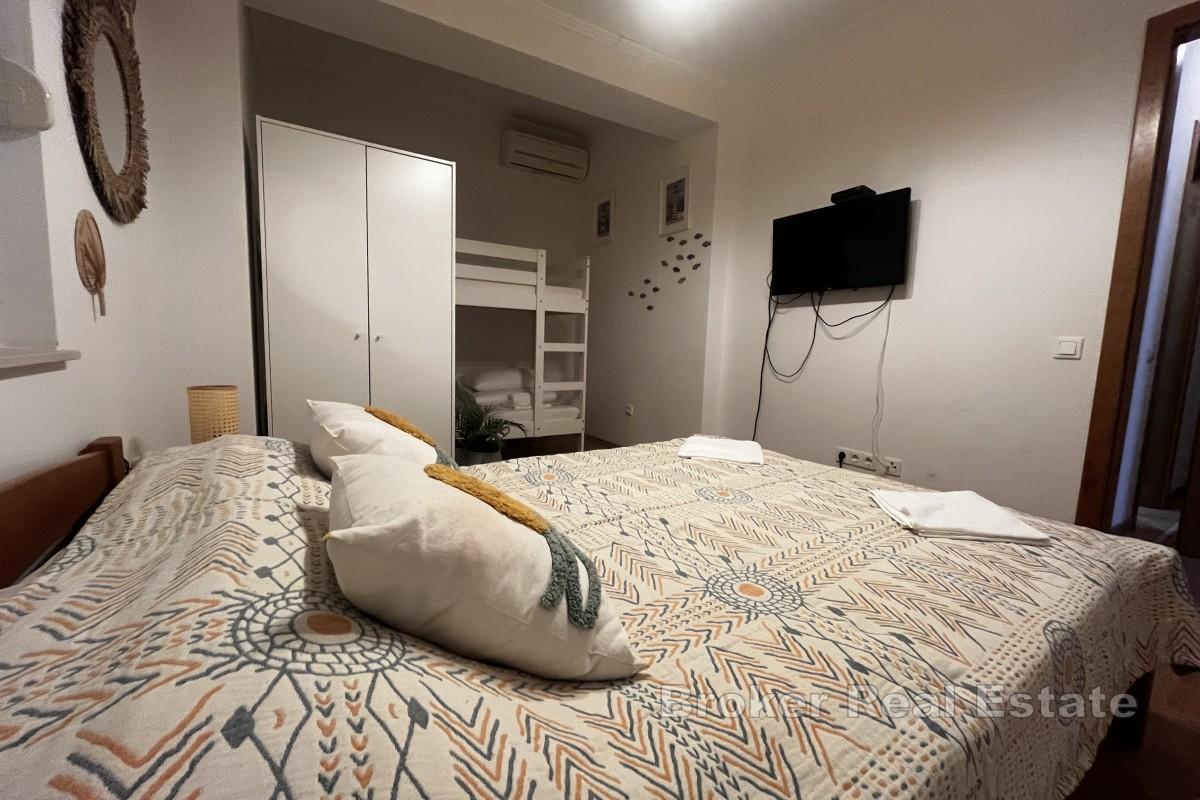 Хорошо сохранившийся дом с планом реконструкции и видом на море