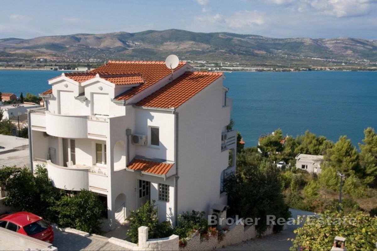 Urokliwy apartamentowiec z widokiem na morze