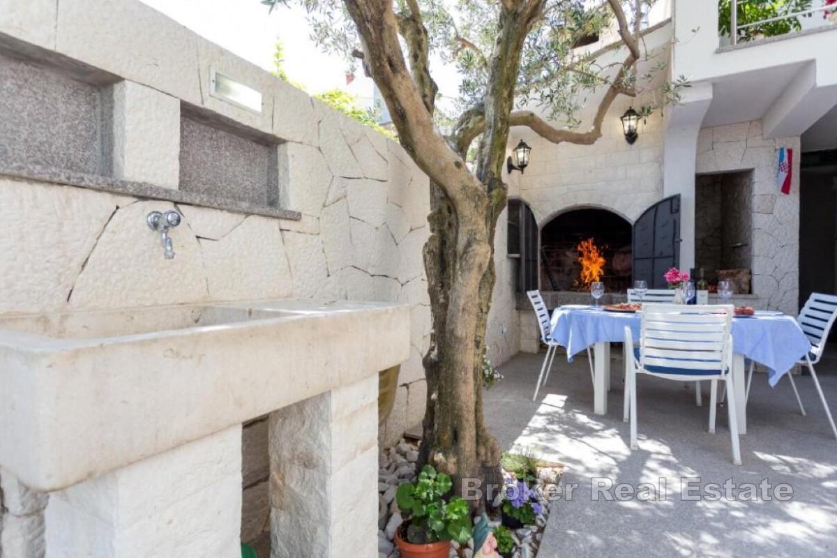 Urokliwy apartamentowiec z widokiem na morze