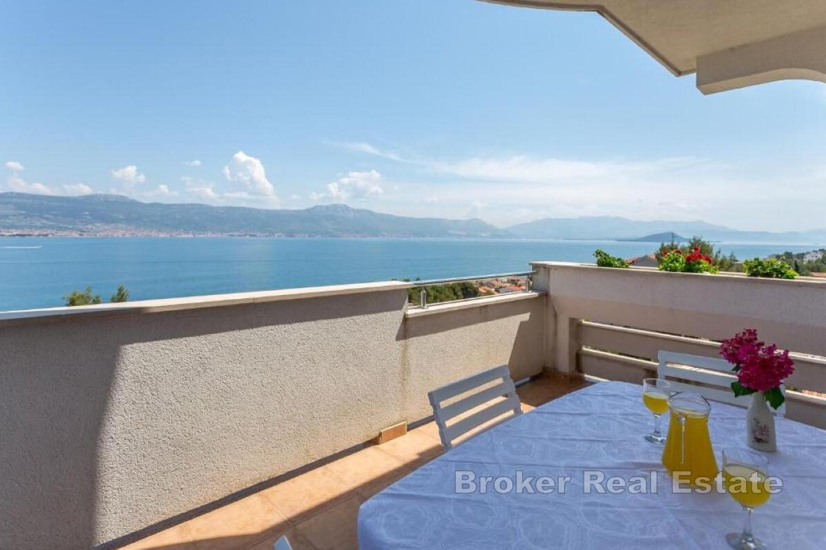 Urokliwy apartamentowiec z widokiem na morze