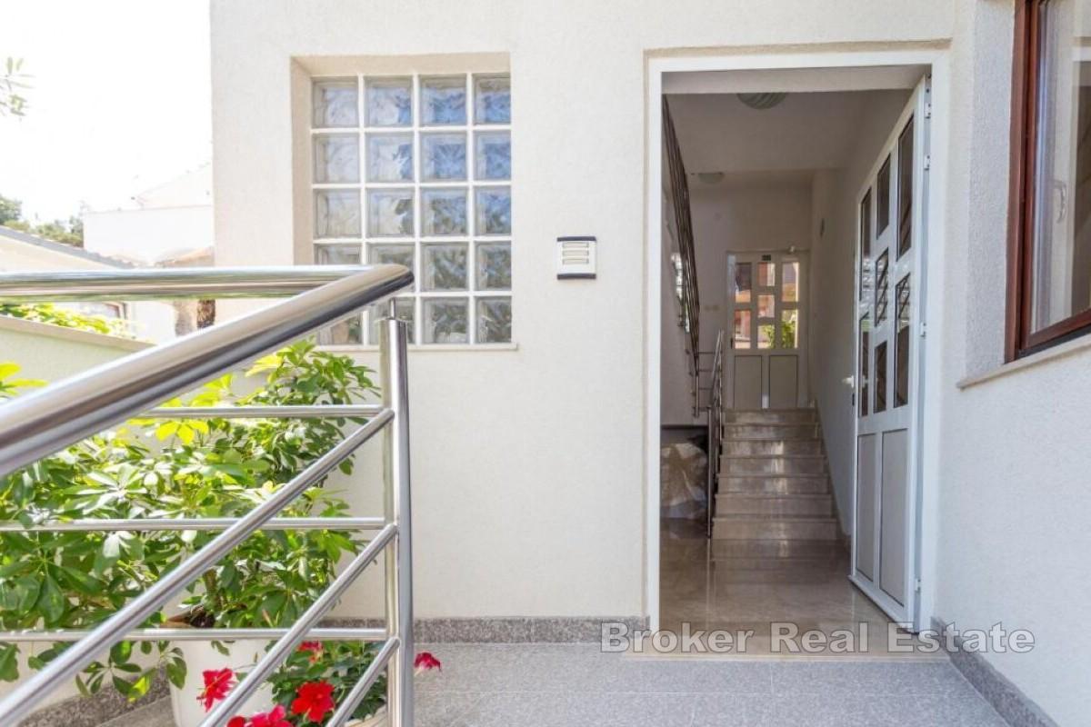 Urokliwy apartamentowiec z widokiem na morze