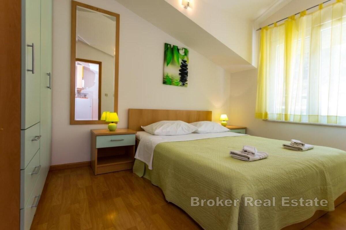 Urokliwy apartamentowiec z widokiem na morze