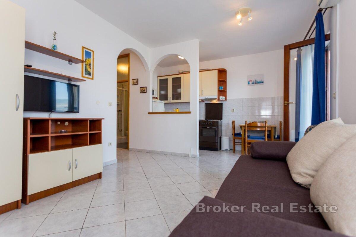 Urokliwy apartamentowiec z widokiem na morze